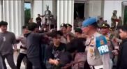 Demo Mahasiswa di DPRD Jambi Ricuh, Polisi Gagalkan Pembakaran Ban