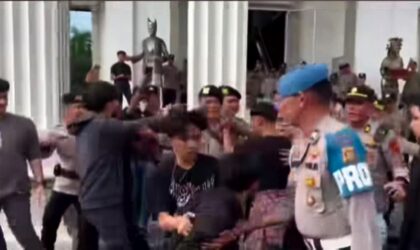 Demo Mahasiswa di DPRD Jambi Ricuh, Polisi Gagalkan Pembakaran Ban