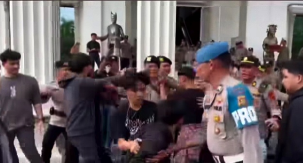 Demo Mahasiswa di DPRD Jambi Ricuh, Polisi Gagalkan Pembakaran Ban