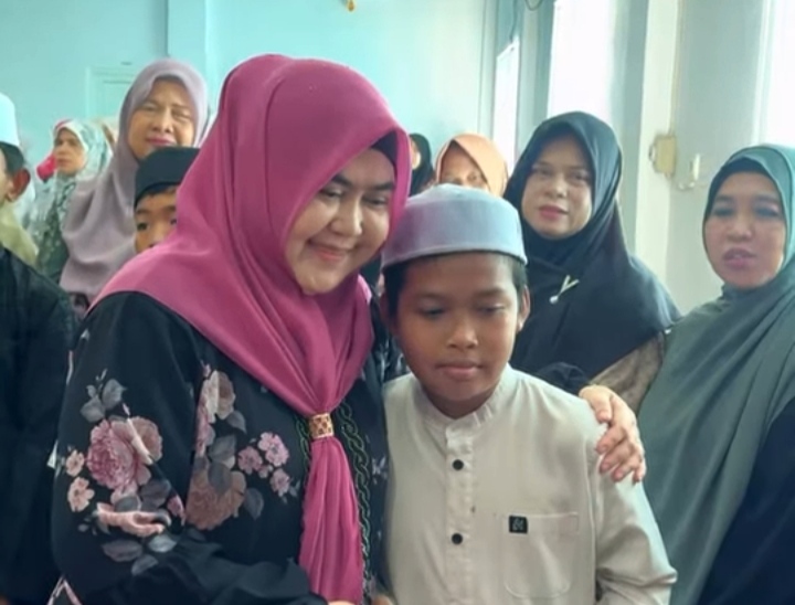 Ketua TP PKK Tanjab Barat Santuni Anak Yatim