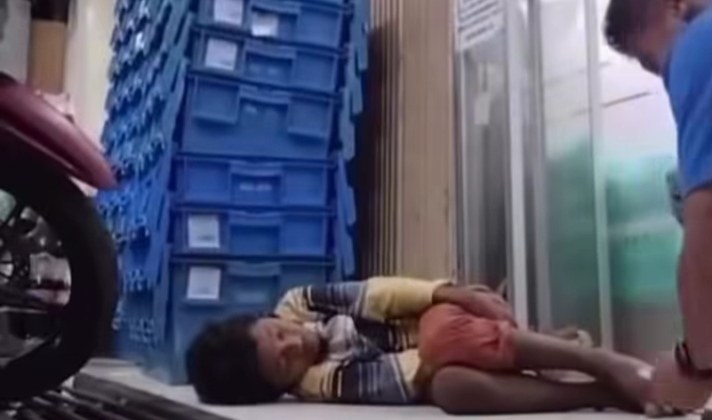 Video Diduga Karyawan Indomaret Ambon Ganggu Anak Tidur, Viral