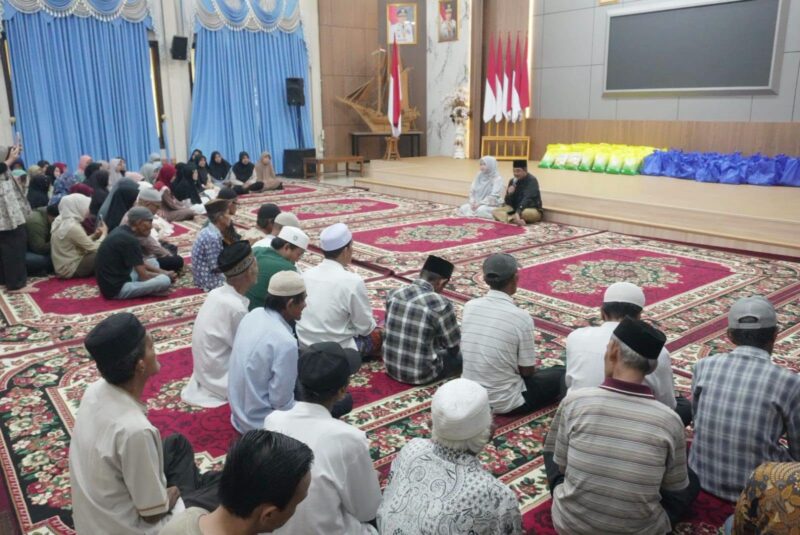 Anwar Sadat Tebar Kepedulian di 10 Muharram, 70 Lansia Dapat Paket Sembako