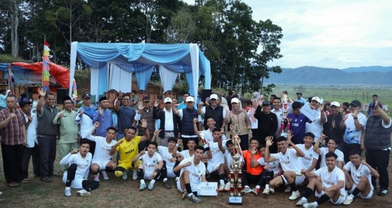 Wako Alfin Tutup Turnamen Batu Gong Cup I 2026, Debai A Angkat Trofi