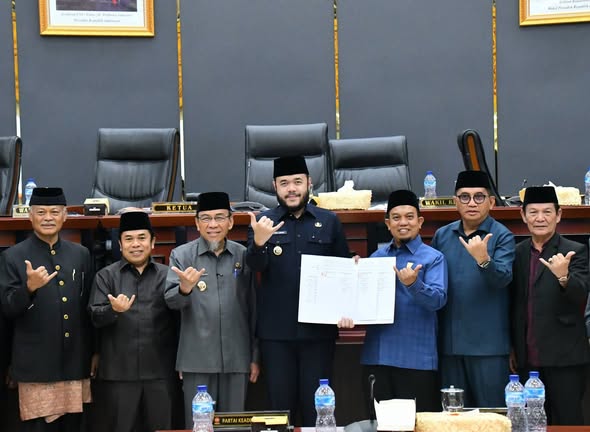 Pemko dan DPRD Padang Sahkan Perda Adat