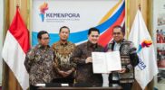 Erick Thohir menyerahkan SK tuan rumah PON 2028 kepada NTT, NTB, dan DKI Jakarta