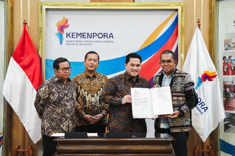 Erick Thohir menyerahkan SK tuan rumah PON 2028 kepada NTT, NTB, dan DKI Jakarta