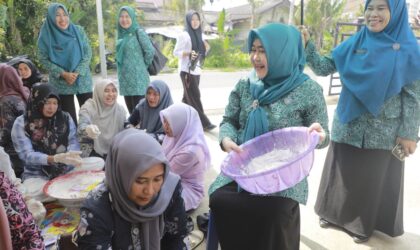 TP PKK Tanjab Barat Dorong UMKM Lewat Pelatihan Kletek Udang
