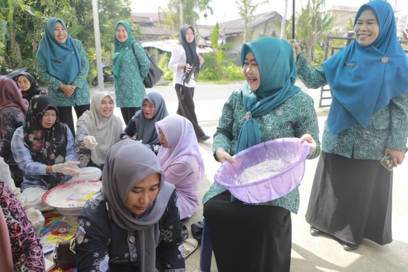 TP PKK Tanjab Barat Dorong UMKM Lewat Pelatihan Kletek Udang