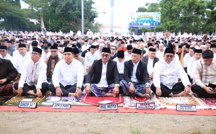 Pimpinan dan Anggota DPRD Shalat Idulfitri Bersama Pemkot dan Masyarakat di Lapangan Merdeka