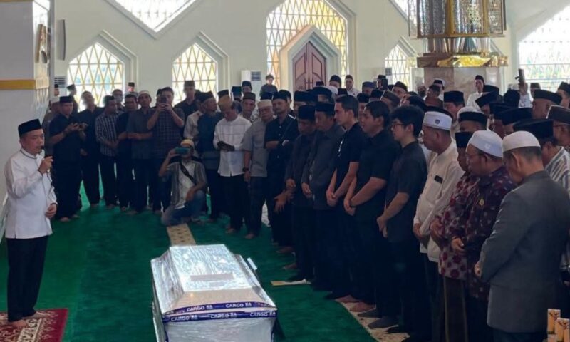 Azhar Hamzah Hadiri Salat Jenazah H. A. Bakri