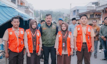 Bupati Monadi Serahkan Bantuan Korban Puting Beliung di Siulak