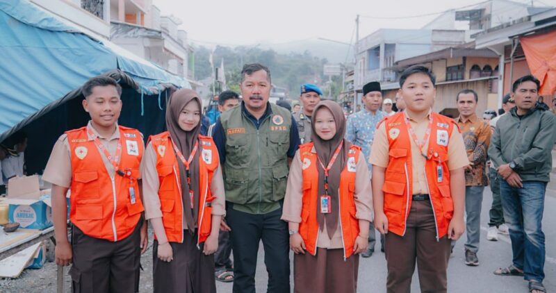 Bupati Monadi Serahkan Bantuan Korban Puting Beliung di Siulak