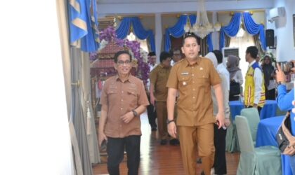 H. A. Bakri saat bersama Bupati M. Syukur