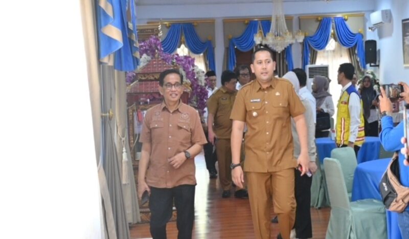 . A. Bakri saat bersama Bupati M. Syukur