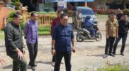 bupati bersama tim Dinas Pekerjaan Umum dan Penataan Ruang (PUPR) Merangin memantau kondisi jalan rusak)