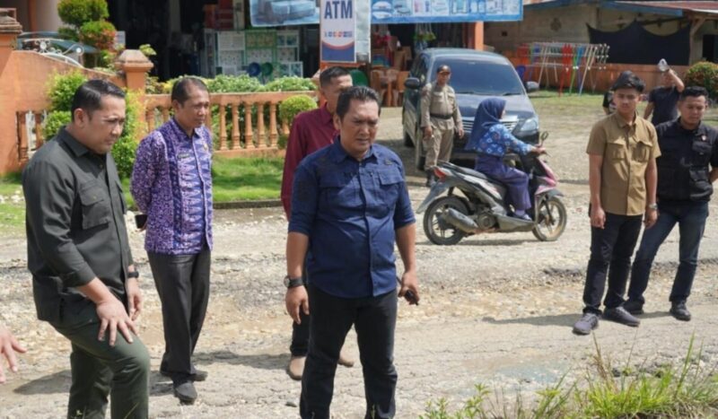 bupati bersama tim Dinas Pekerjaan Umum dan Penataan Ruang (PUPR) Merangin memantau kondisi jalan rusak)