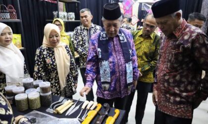Wakil Gubernur Jambi K.H. Abdullah Sani dan Wakil Wali Kota Sungai Penuh Azhar Hamzah dalam Penutupan Festival Jambi Elok Nian 2026