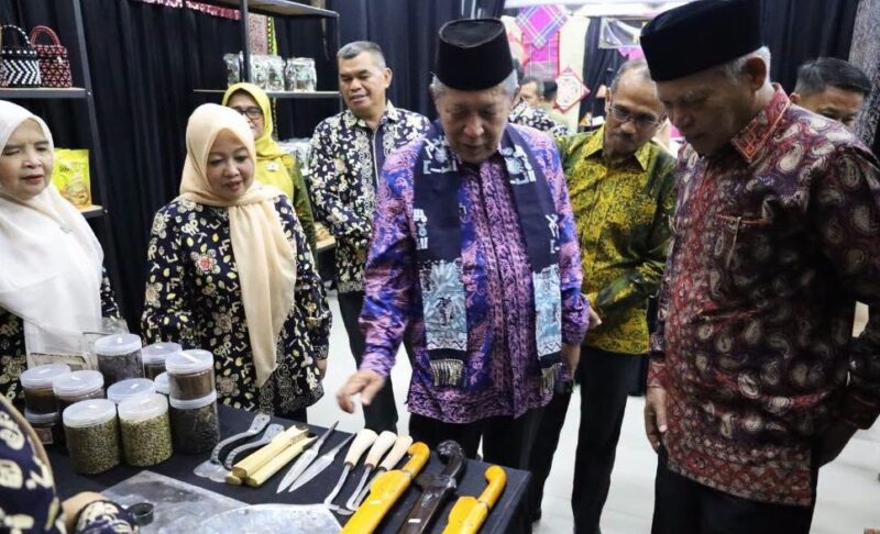 Wakil Gubernur Jambi K.H. Abdullah Sani dan Wakil Wali Kota Sungai Penuh Azhar Hamzah dalam Penutupan Festival Jambi Elok Nian 2026