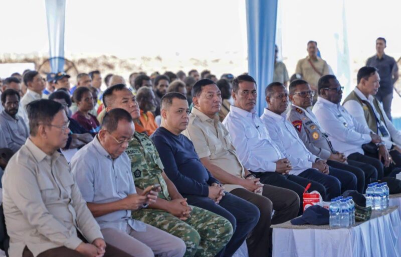 Menhan Sjafrie dan Mentan Tanam Padi di Merauke