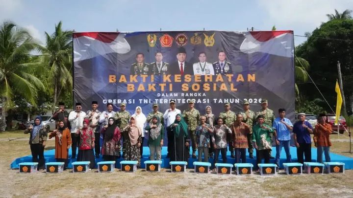TNI Gelar Bakti Sosial dan Kesehatan di Lingga 