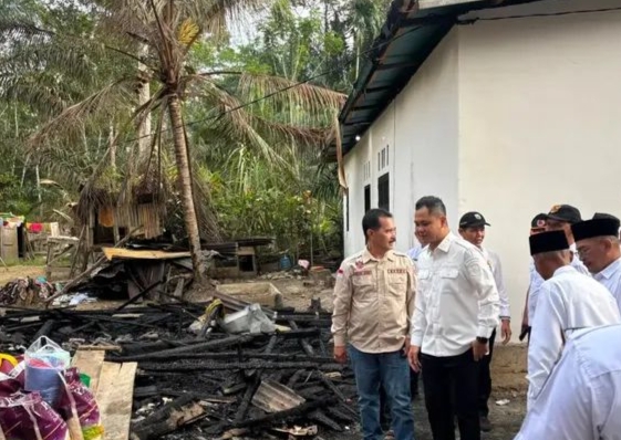 Pemkab Sarolangun membantu korban kebakaran rumah di Desa Sekamis