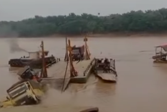 Truk dan Beko Loader Terjun ke Sungai Batanghari