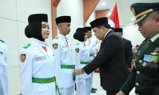 Ketua DPRD Hutri Randa Kukuhkan Paskibraka Sungai Penuh