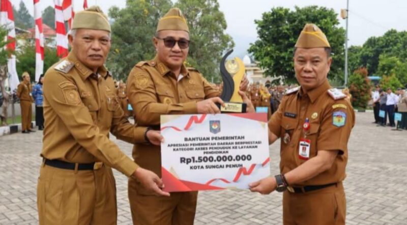 Prestasi, Wako Alfin Serahkan Penghargaan