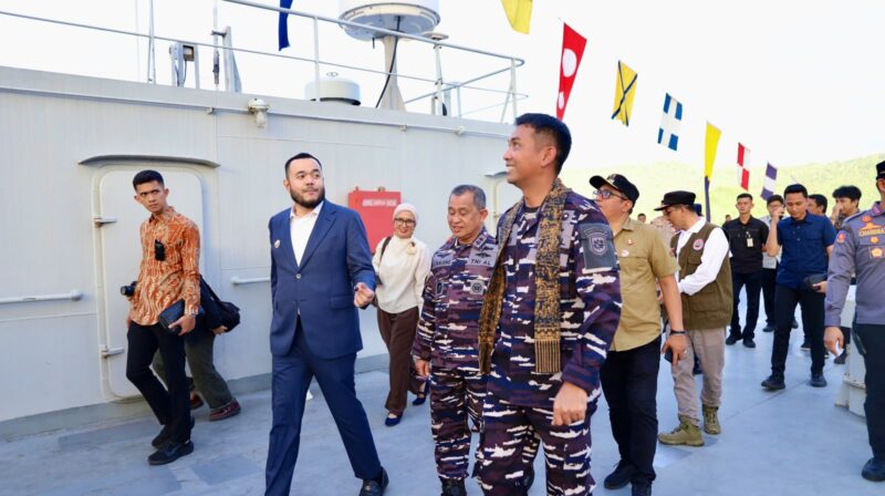 Wali Kota Padang Fadly Amran menyambut kedatangan KRI Teluk Kendari-518