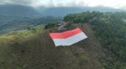 Bendera Merah Putih Raksasa 120 Meter Membentang di Gunung Cycloop