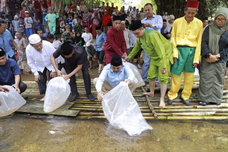 Pemkab Tanjab Barat melepas 3.000 bibit ikan di Lubuk Larangan Lubuk Bernai