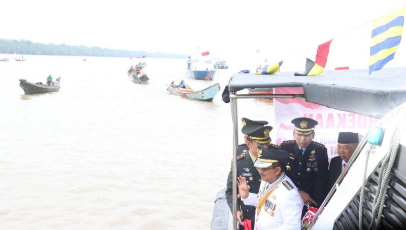 Pemkab Tanjabbar Tabur Bunga di Sungai Pengabuan