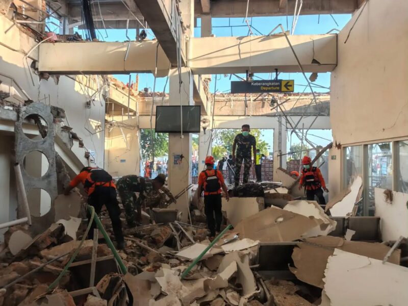 TNI bantu Korban Gempa M7,7 di Kabupaten Nagekeo NTT