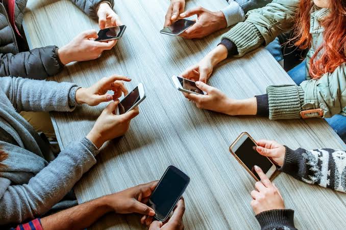 ilustrasi gen Z menggunakan HP (foto ITS)