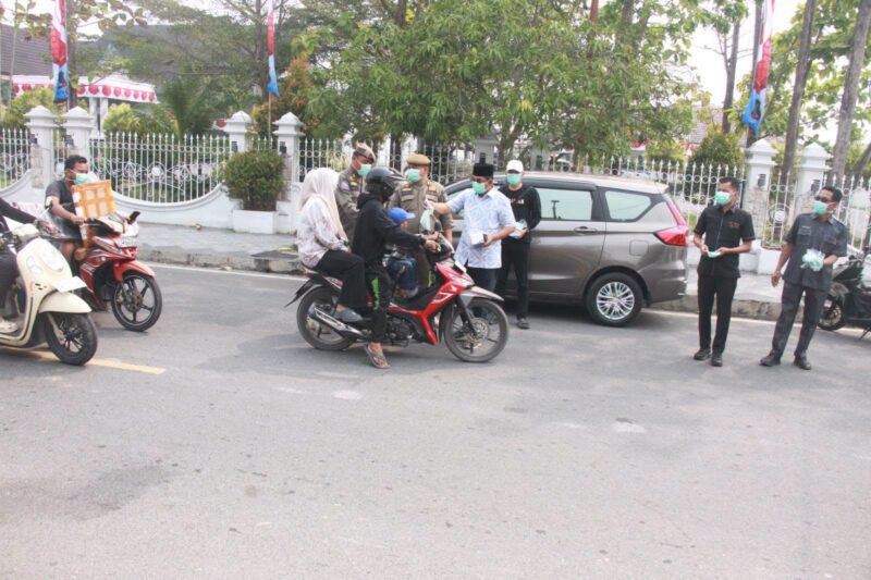 Bupati Anwar Sadat Bagikan Masker