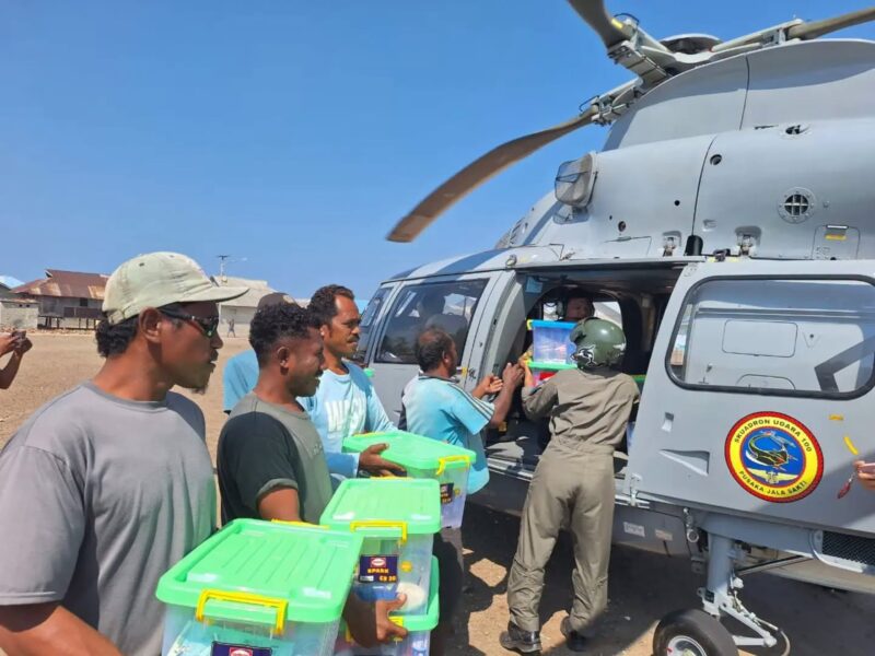 TNI AL Distribusikan 1,2 Ton Bantuan Bencana di NTT