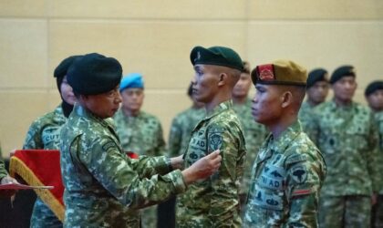 Panglima TNI Jenderal, Agus Subiyanto menaikkan pangkat dua prajurit usai aksi heroik mengibarkan Merah Putih