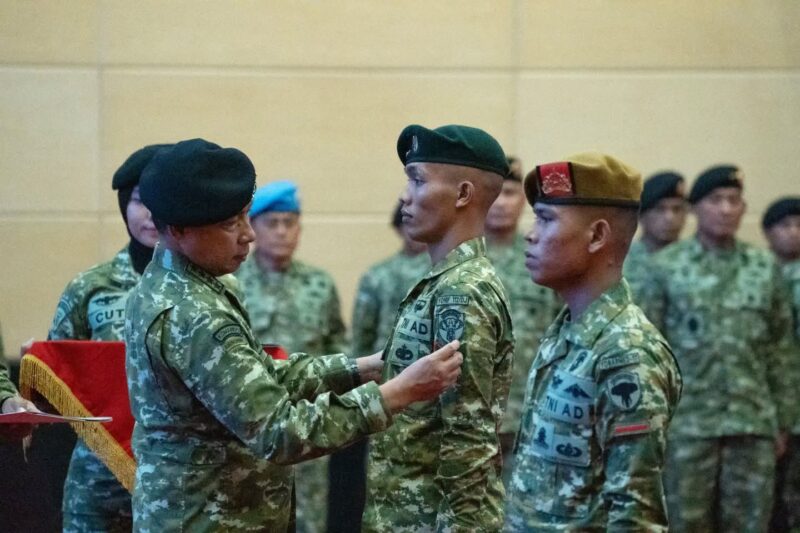 Panglima TNI Jenderal, Agus Subiyanto menaikkan pangkat dua prajurit usai aksi heroik mengibarkan Merah Putih