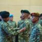 Panglima TNI Jenderal, Agus Subiyanto menaikkan pangkat dua prajurit usai aksi heroik mengibarkan Merah Putih