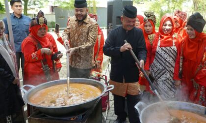 Fadly Amran, Gebu Minang dan LKAAM memasak 5 Ton Rendang untuk Korban Gempa NTT