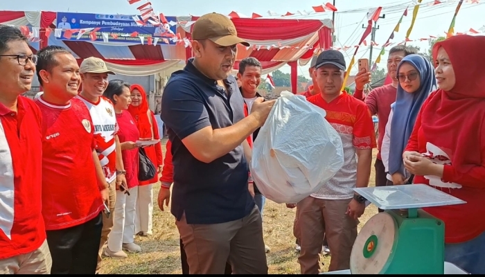 M. Syukur menimbang sampah plastik (15/8/26)