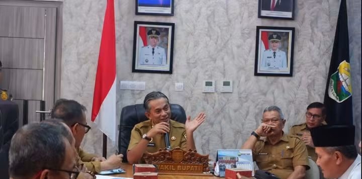 rapat persiapan pemberian gelar adat kepada Bupati Muaro Jambi yang dirangkaikan dengan event Jambi Elok Nian 2026, Selasa (8/9/2026).