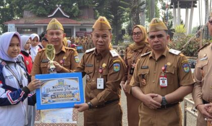 Sekda Alpian, Kota Sungai Penuh, pelajar berprestasi, beasiswa prestasi, beasiswa siswa kurang mampu,