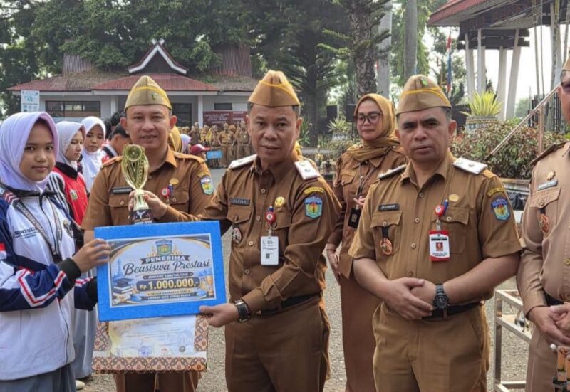 Sekda Alpian, Kota Sungai Penuh, pelajar berprestasi, beasiswa prestasi, beasiswa siswa kurang mampu,
