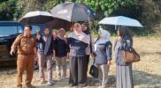 Ketua TP-PKK Kabupaten Merangin, Lavita Syukur, meninjau kesiapan lokasi peringatan Hari Kesatuan Gerak (HKG) PKK ke-54 di Desa Tiangko
