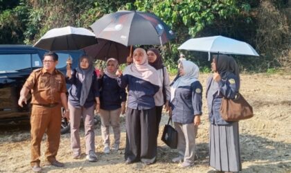 Ketua TP-PKK Kabupaten Merangin, Lavita Syukur, meninjau kesiapan lokasi peringatan Hari Kesatuan Gerak (HKG) PKK ke-54 di Desa Tiangko