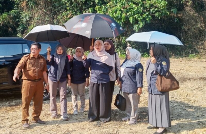 Ketua TP-PKK Kabupaten Merangin, Lavita Syukur, meninjau kesiapan lokasi peringatan Hari Kesatuan Gerak (HKG) PKK ke-54 di Desa Tiangko