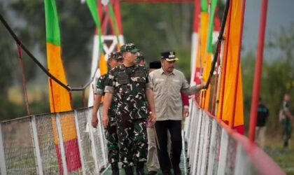 Bupati Monadi Dampingi Pangdam Tinjau Jembatan Kodim 0417/Kerinci
