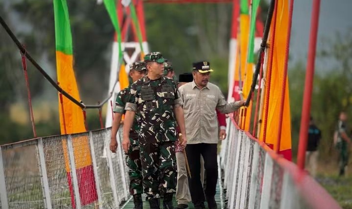 Bupati Monadi Dampingi Pangdam Tinjau Jembatan Kodim 0417/Kerinci