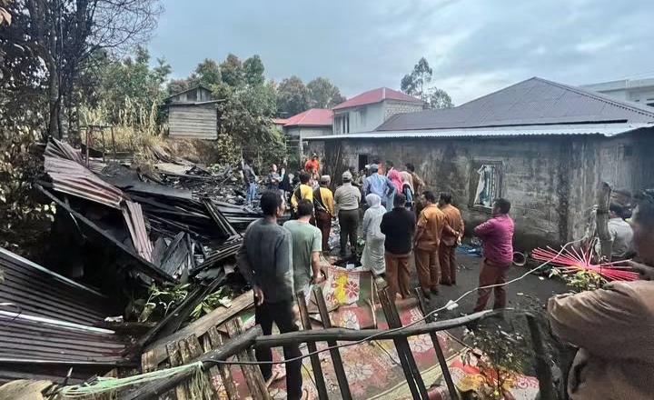 Bupati Monadi Peduli, Salurkan Bantuan untuk Korban Kebakaran